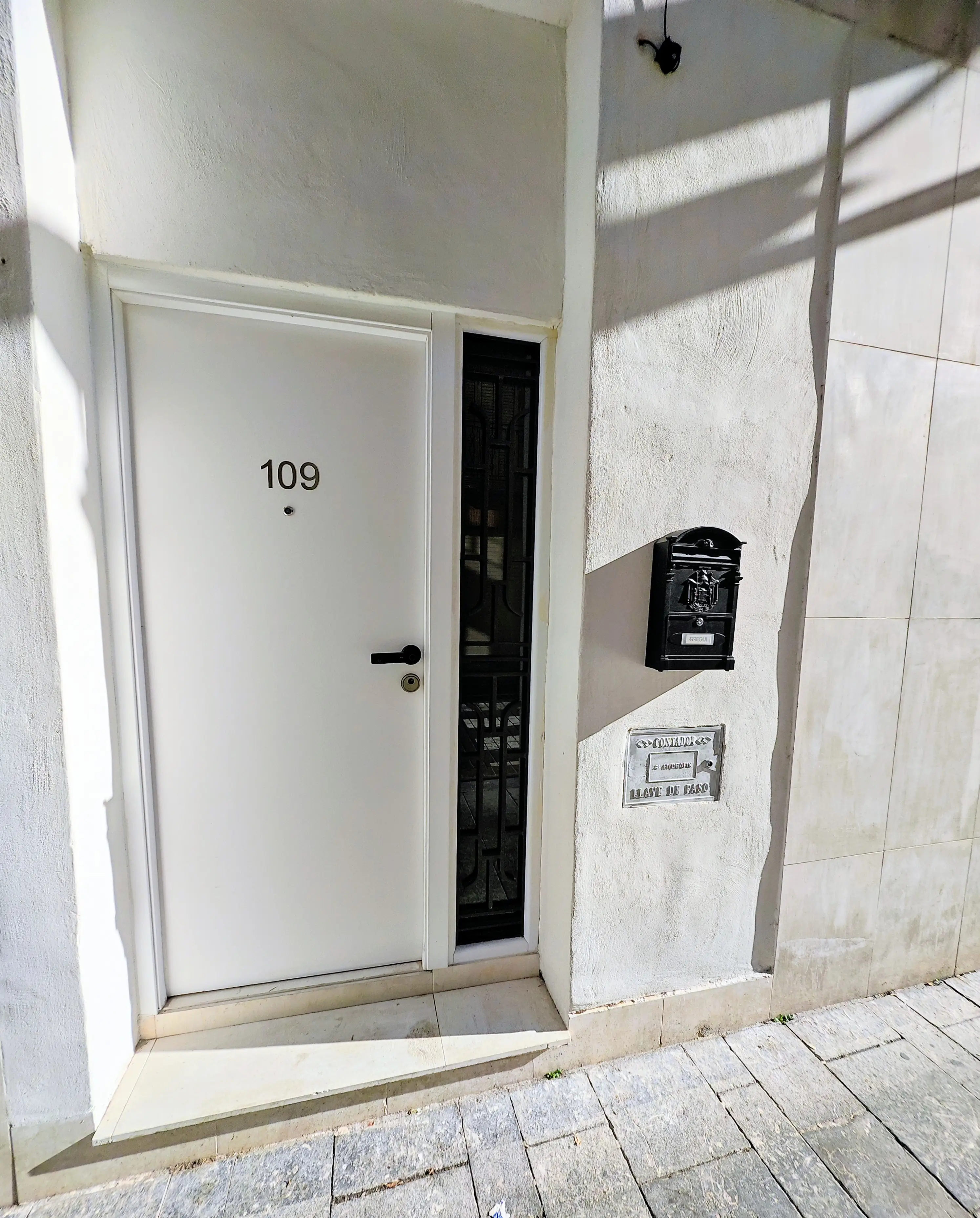 Puerta principal de la entrada del apartamento royal lux sagunto